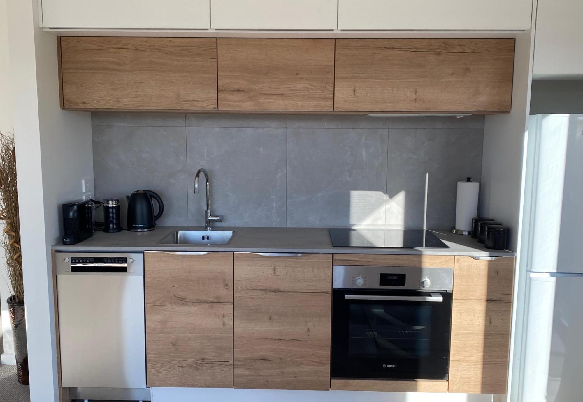 Lake Views - New Apartment With Room To Relax Wanaka Luaran gambar