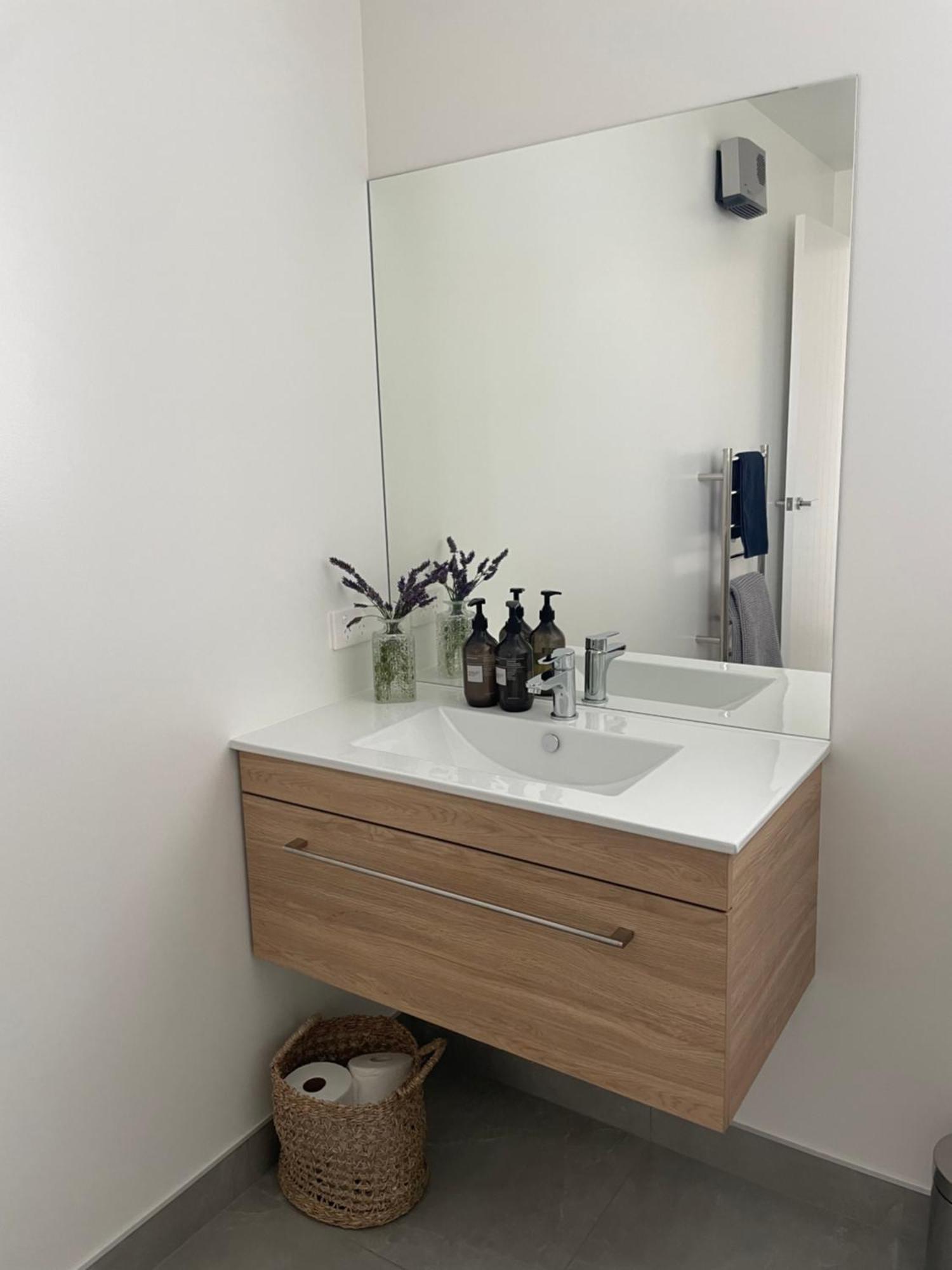 Lake Views - New Apartment With Room To Relax Wanaka Luaran gambar