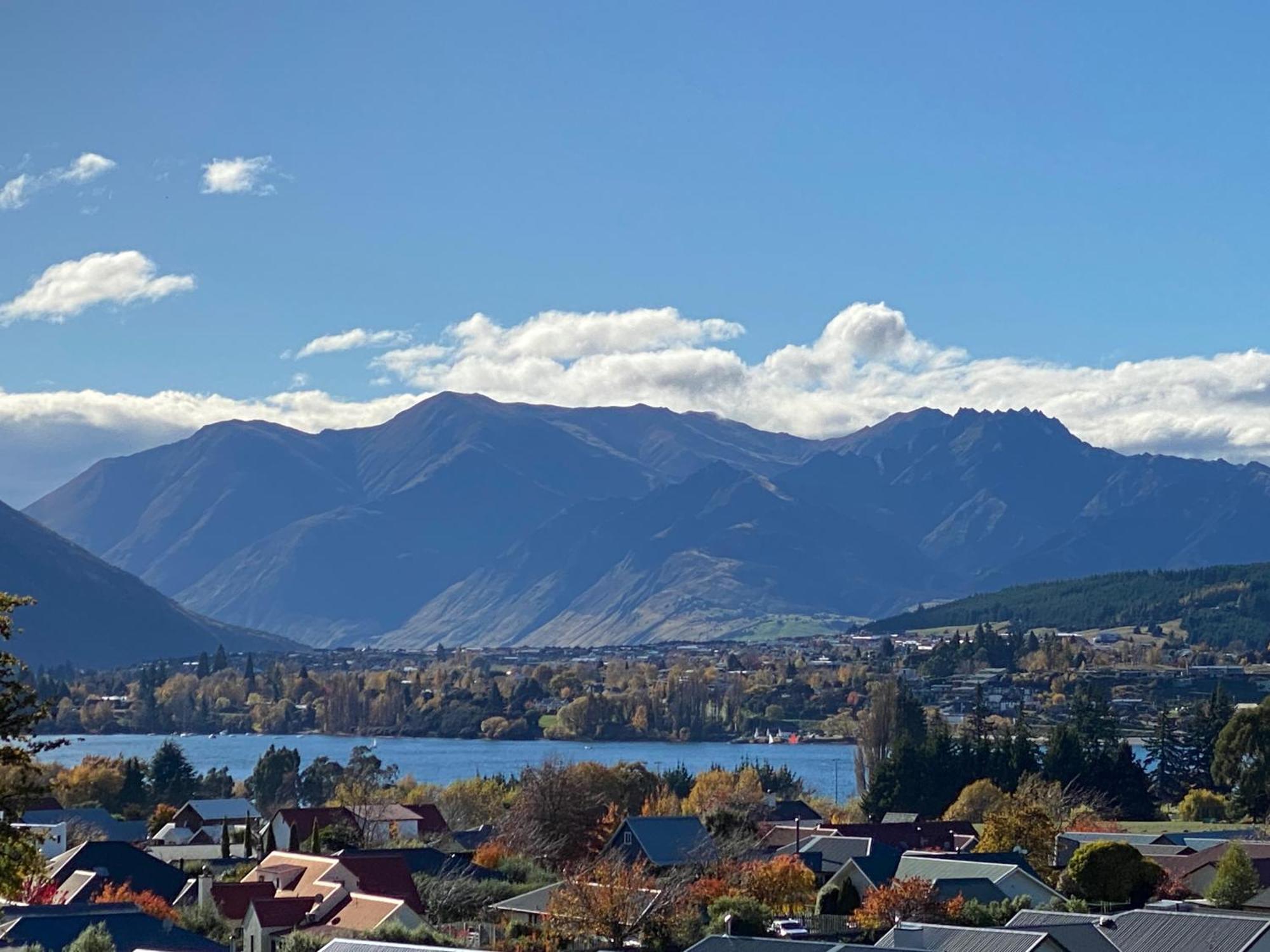 Lake Views - New Apartment With Room To Relax Wanaka Luaran gambar