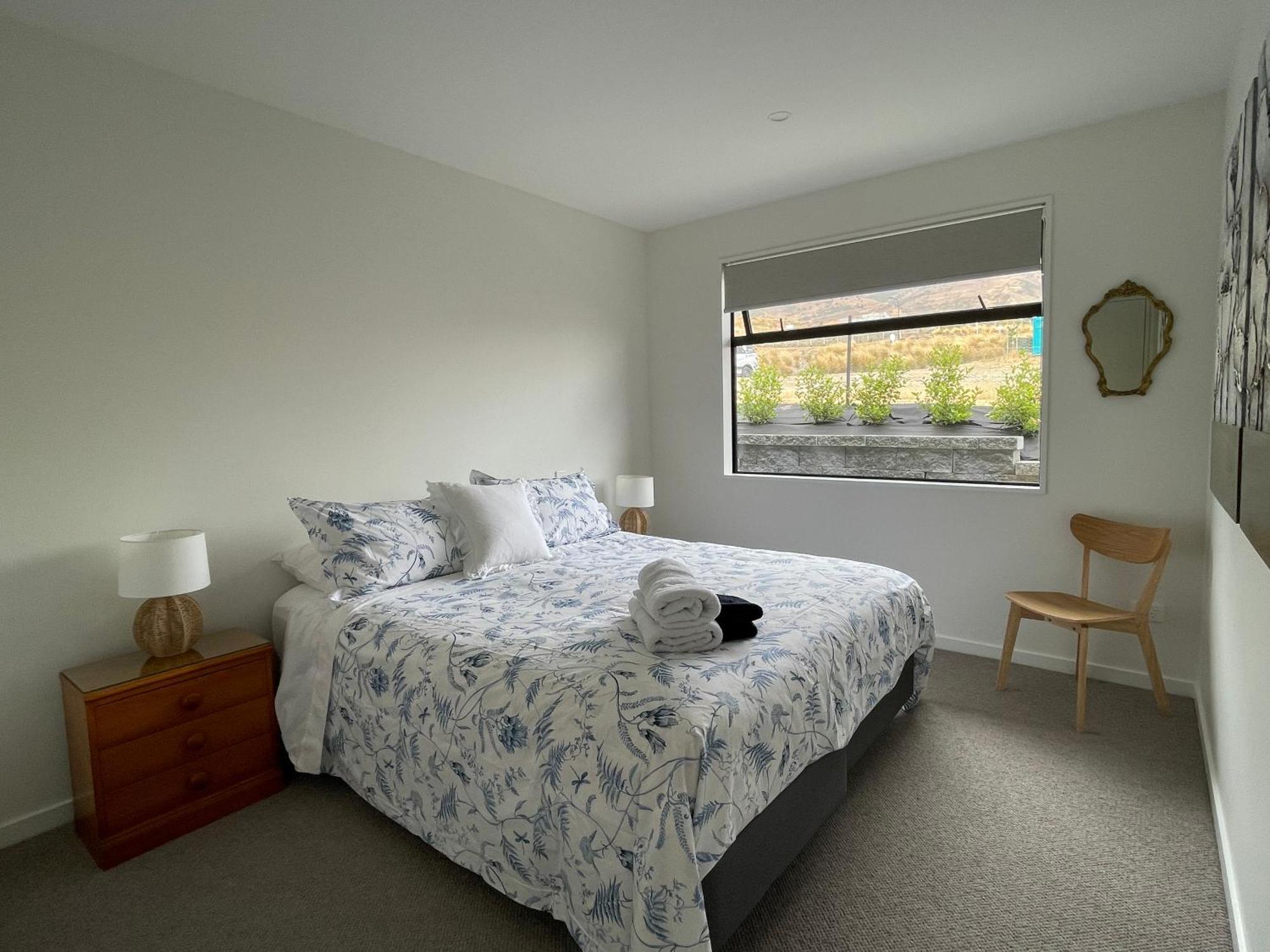 Lake Views - New Apartment With Room To Relax Wanaka Luaran gambar