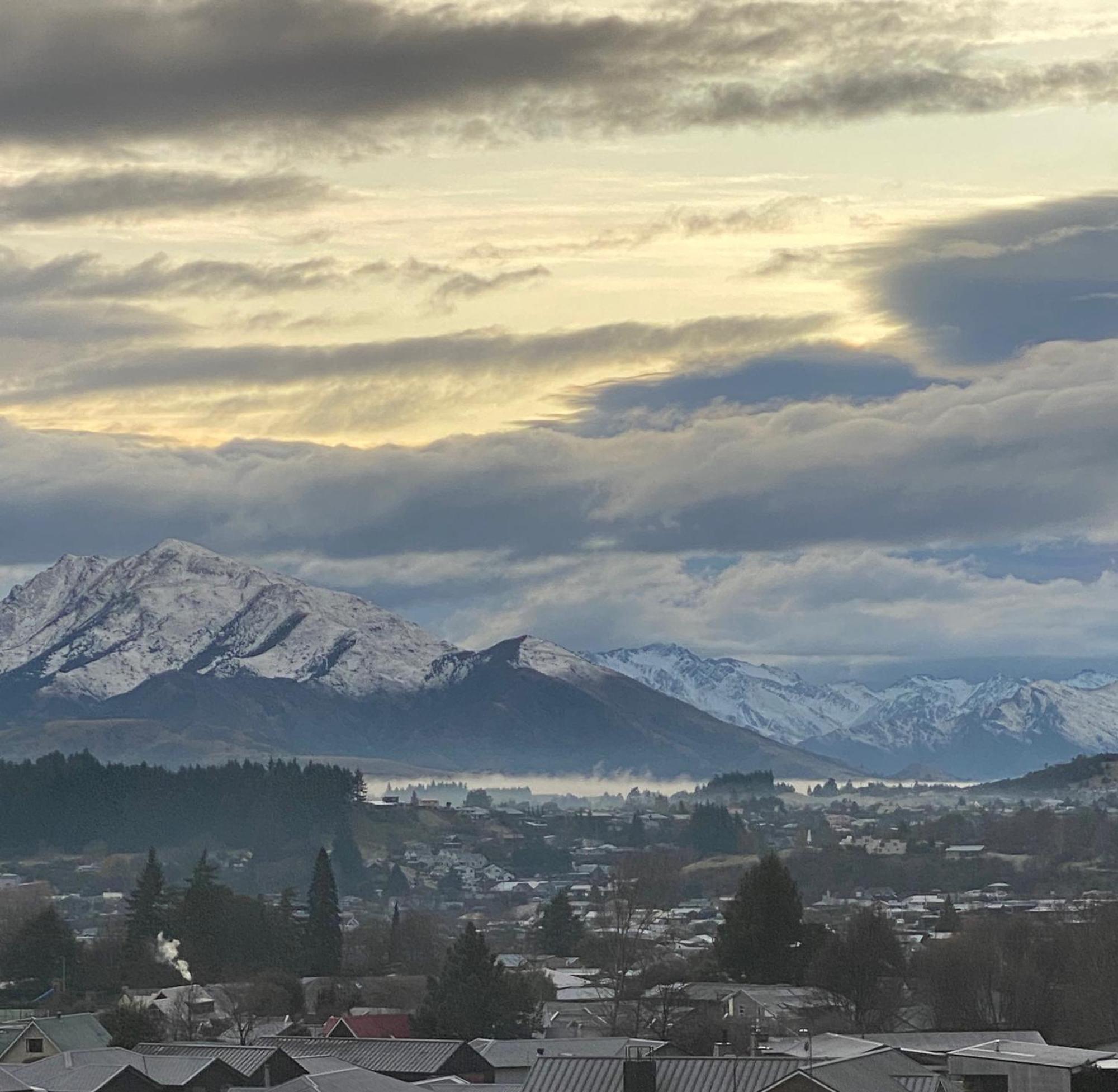 Lake Views - New Apartment With Room To Relax Wanaka Luaran gambar